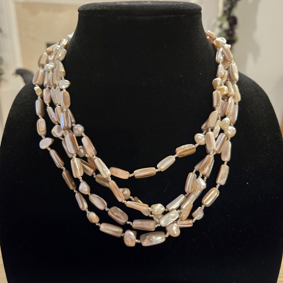 Jewelry - Elegant Pearl Necklace